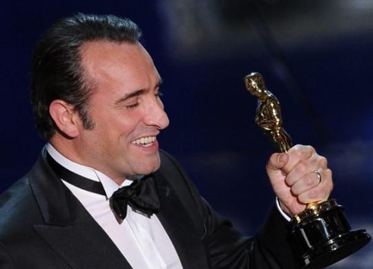 Jean Dujardin a obtenu l'Oscar du meilleur acteur dimanche à Hollywood pour son rôle dans «The Artist», devenant ainsi le premier Français à recevoir cette récompense.