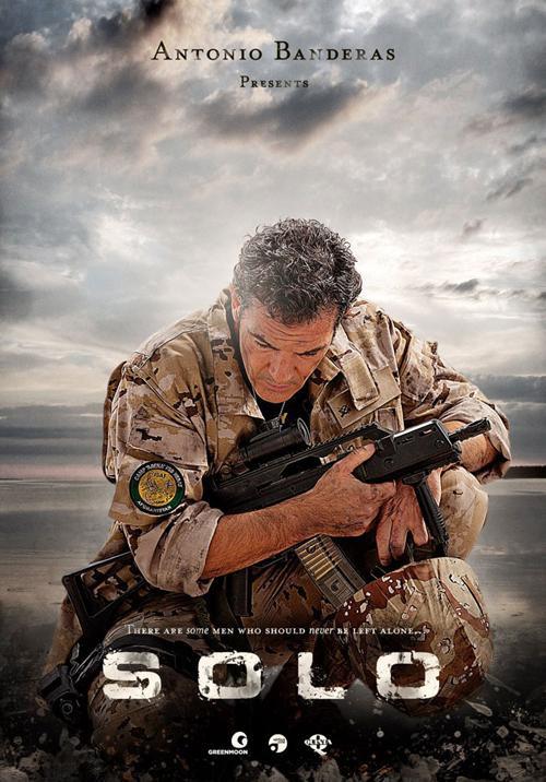 https://www.daylightpeople.com : Antonio Banderas - Affiche du film : SOLO - Le second film « Solo » sera partagé entre des tournages en Tunisie et en Espagne. Se basant sur un scénario d'Erik Jendresen et une histoire originale de Banderas et de Jendresen, le film évoque l'histoire d'un Espagnol, agent des forces spéciales qui rentre chez lui après une période de service dans une zone de guerre.