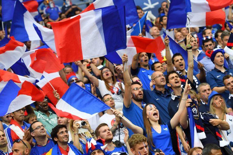 Des-supporters-lors-match-ouverture-Euro-2016-France-Roumanie-Stade-France-Saint-Denis-pres-Paris-10-juin-2016_2_1400_933